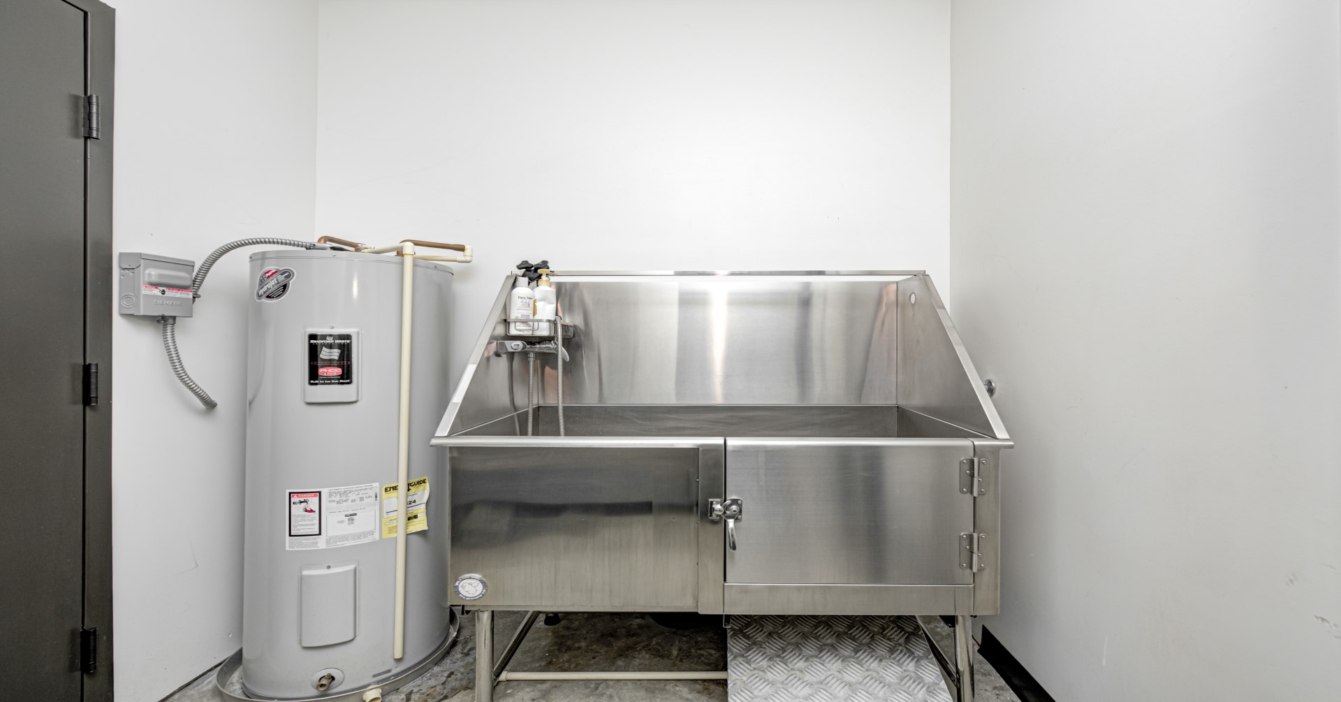 City's End Dog Wash Room